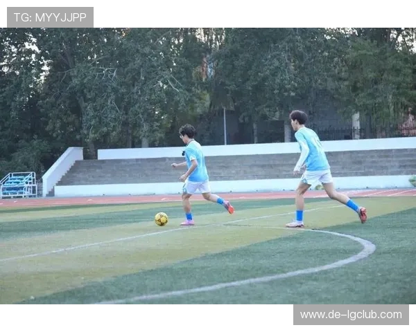 宿舍足球狂热：球迷们的激情与青春梦想之旅